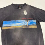 T-shirt vintage nero con crocifisso, paesaggio e logo rosso Saint MXB, stile artistico e outdoors.