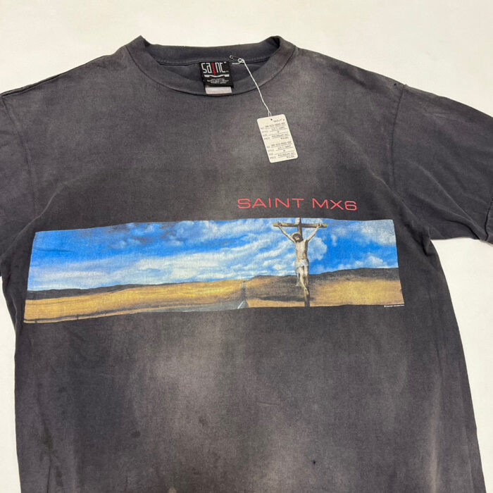 T-shirt vintage nero con crocifisso, paesaggio e logo rosso Saint MXB, stile artistico e outdoors.