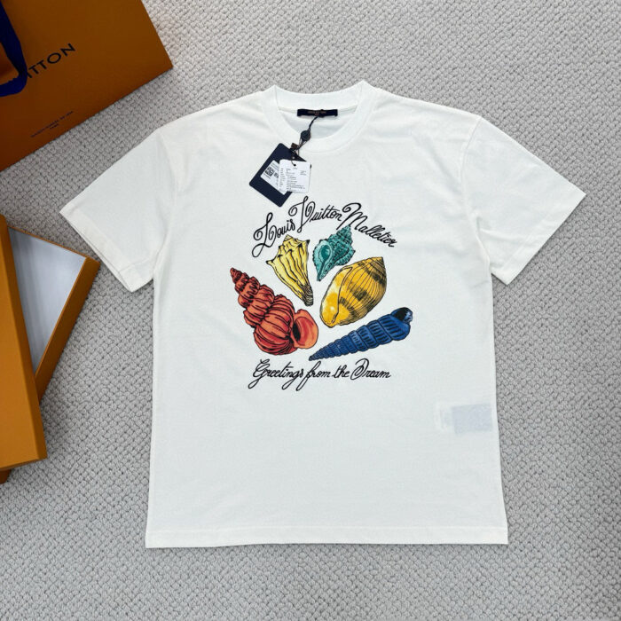 Maglietta casual con disegno di conchiglie colorate e messaggi estivi.