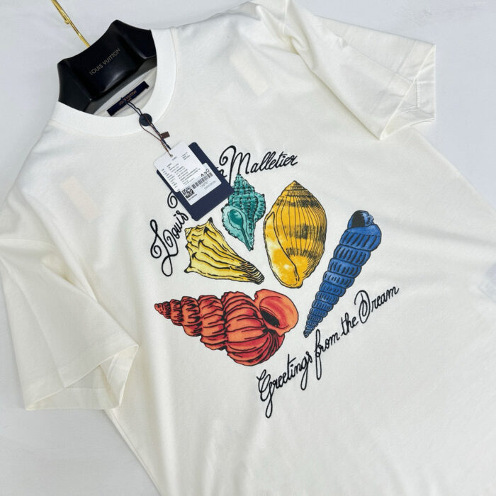 Maglietta estiva con conchiglie colorate e frase relax in stile mare.