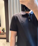 Selfie casual in casa con polo moderna e dettagli eleganti, ambiente accogliente e rilassato.