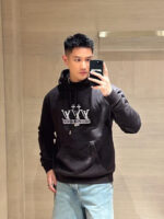 Ragazzo in selfie con hoodie nero e jeans chiari, stile casual urbano.