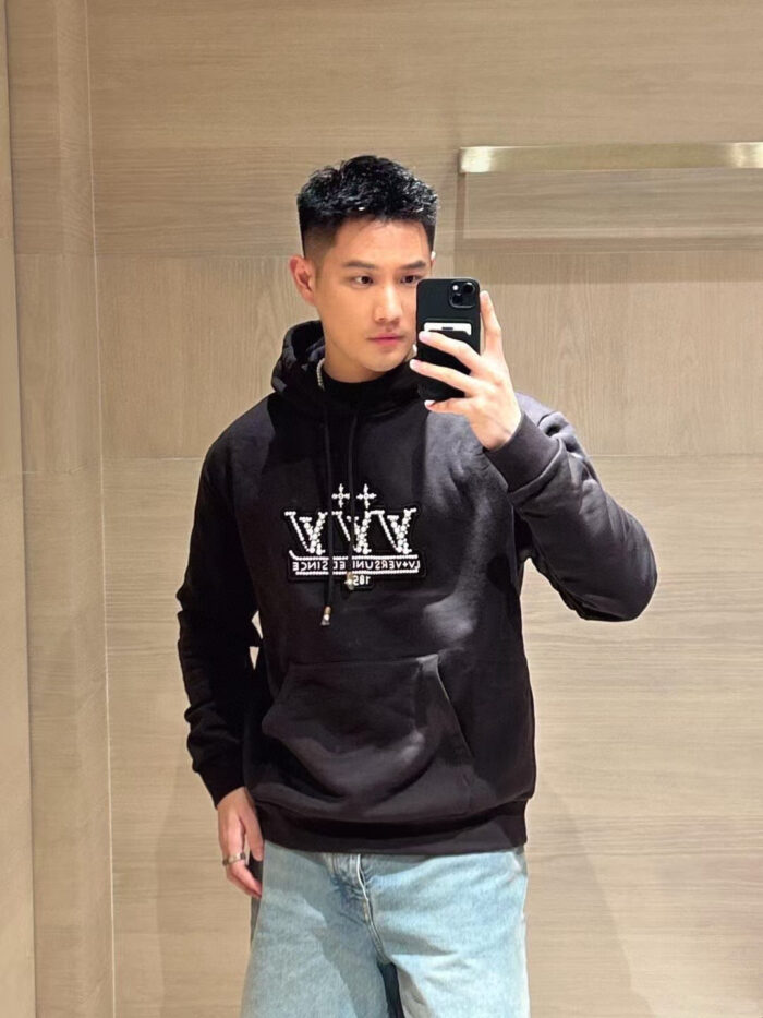 Ragazzo in selfie con hoodie nero e jeans chiari, stile casual urbano.