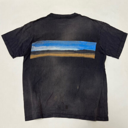 Maglietta nera con paesaggio artistico colorato e sfumato, ideale per amanti della natura e stile casual.