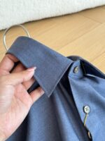Camicia azzurra elegante con collo a bottoni e dettagli di qualità.