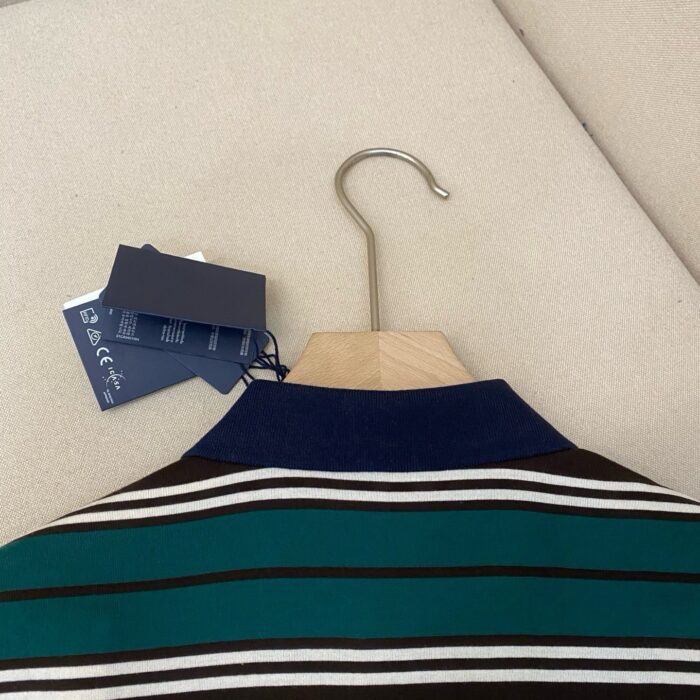 Camicia a righe verde, marrone e bianco con colletto navy, nuova e elegante.