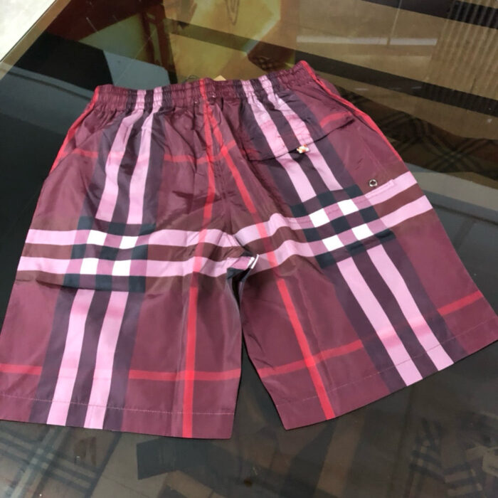 Shorts da spiaggia quadri rosa e bordeaux, leggeri e alla moda per l’estate.