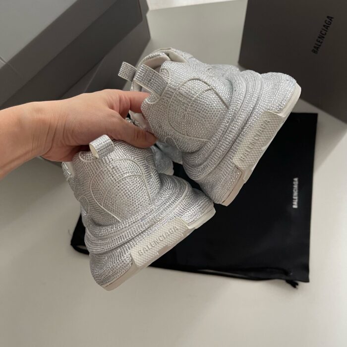 Sneakers silver di design moderno, riflettenti, con dettagli woven, in confezione di lusso.