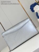 Borsa elegante in argento con catena, design minimalista e dettagli moderni per ogni occasione.