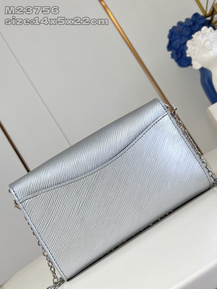 Borsa elegante in argento con catena, design minimalista e dettagli moderni per ogni occasione.