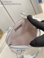 Borsa elegante con interno spazioso e finitura metallizzata, perfetta per ogni occasione.