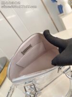 Borsetta moderna in argento con interno elegante e dettagli raffinati per ogni occasione.