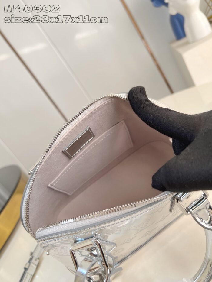 Borsetta moderna in argento con interno elegante e dettagli raffinati per ogni occasione.