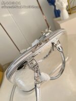Borsa metallica argentata elegante, compatta e moderna, perfetta per ogni occasione di stile.