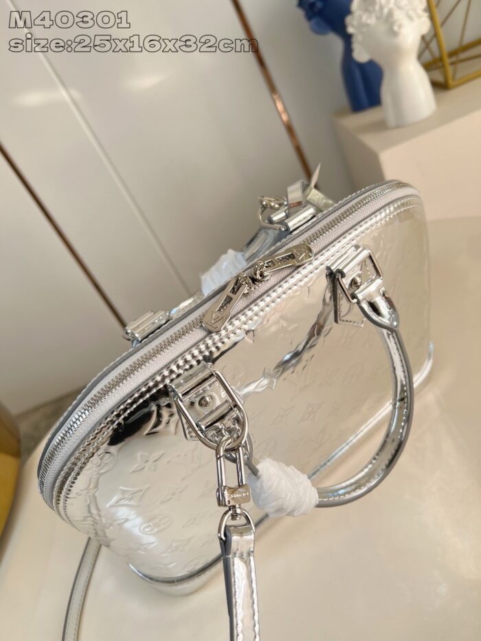 Borsa metallica argentata elegante, compatta e moderna, perfetta per ogni occasione di stile.