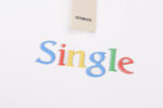 T-shirt bianca con scritta colorata Single e logo Vetements, fashion giovane e divertente.