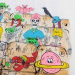 Skeletons sorridenti in teatro con amici, abiti colorati, elementi spettrali e humor giocoso.