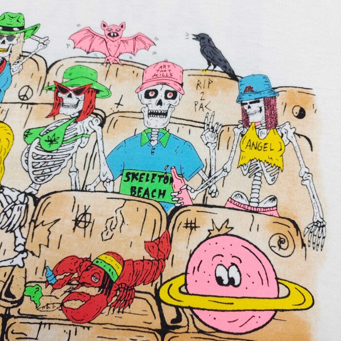 Skeletons sorridenti in teatro con amici, abiti colorati, elementi spettrali e humor giocoso.