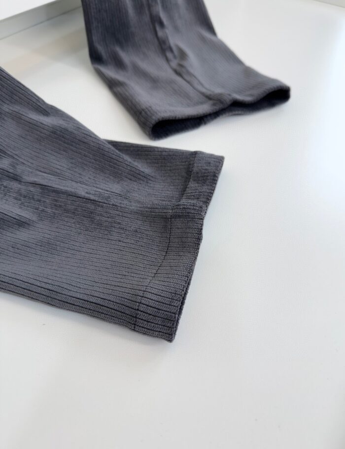 Maniche elasticizzate slim fit in tessuto grigio scuro, ideali per sport e look casual moderni.