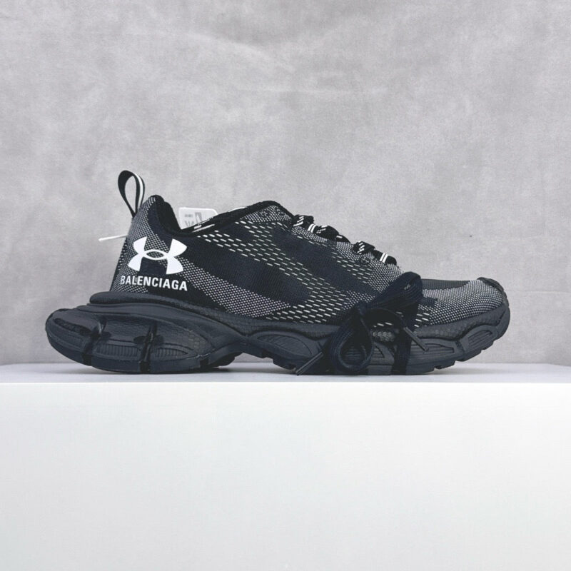 Scarpe sportive di lusso Under Armour e Balenciaga, nero-grigio, design moderno e comfort elevato.