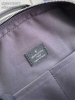 Interno di borsa di lusso con tasca e logo minimalista in tessuto resistente.