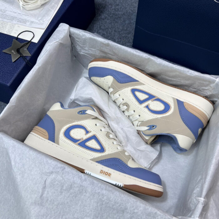 Scarpe sportive beige e blu in scatola elegante, design moderno e trendy per streetwear.