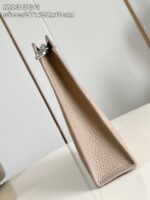 Pochette in pelle beige, design moderno, chiusura metalllica elegante, capiente e versatile.