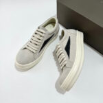 Sneakers beige in suede con dettagli neri, stile moderno e versatile per ogni outfit.