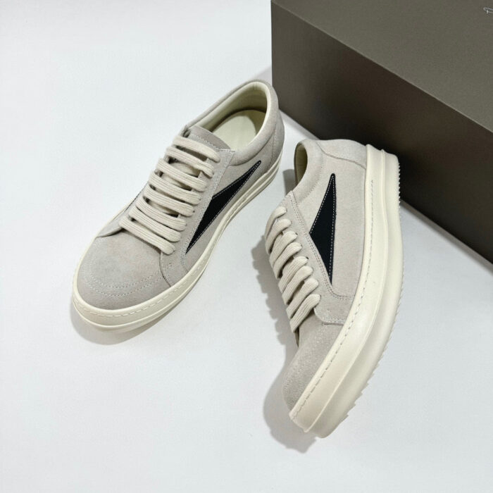 Sneakers beige in suede con dettagli neri, stile moderno e versatile per ogni outfit.