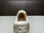Sneaker beige minimalista con logo LV, stile elegante e comfort per occasioni di moda.