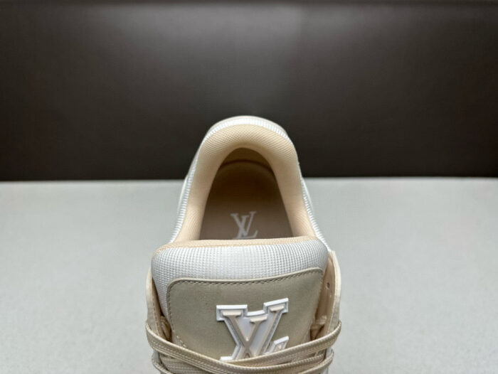 Sneaker beige minimalista con logo LV, stile elegante e comfort per occasioni di moda.