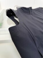 Completo sportivo nero con zip frontale, design aderente e supporto per allenamenti dinamici.