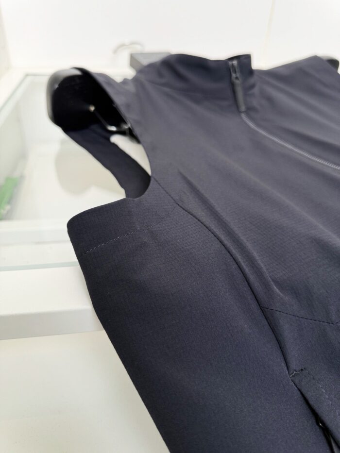 Completo sportivo nero con zip frontale, design aderente e supporto per allenamenti dinamici.