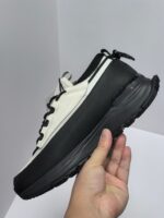Sneaker moderna bianco e nero con suola antiscivolo, stile sportivo e massimo comfort.
