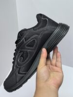 Scarpa sportiva nera in pelle con suola antiscivolo, design moderno e Comfort elevato.