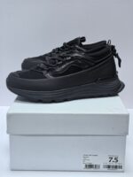 Scarpe sportive nere moderne su scatola bianca, leggere, comode e ideali per corsa e uso quotidiano.