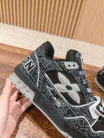 Sneaker sportiva nera moderna con logo visibile, suola antiscivolo e design elegante.