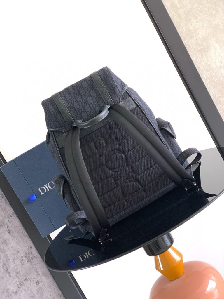 Zaino Dior elegante con dettagli moderni su base arancione, stile sofisticato e design di lusso.
