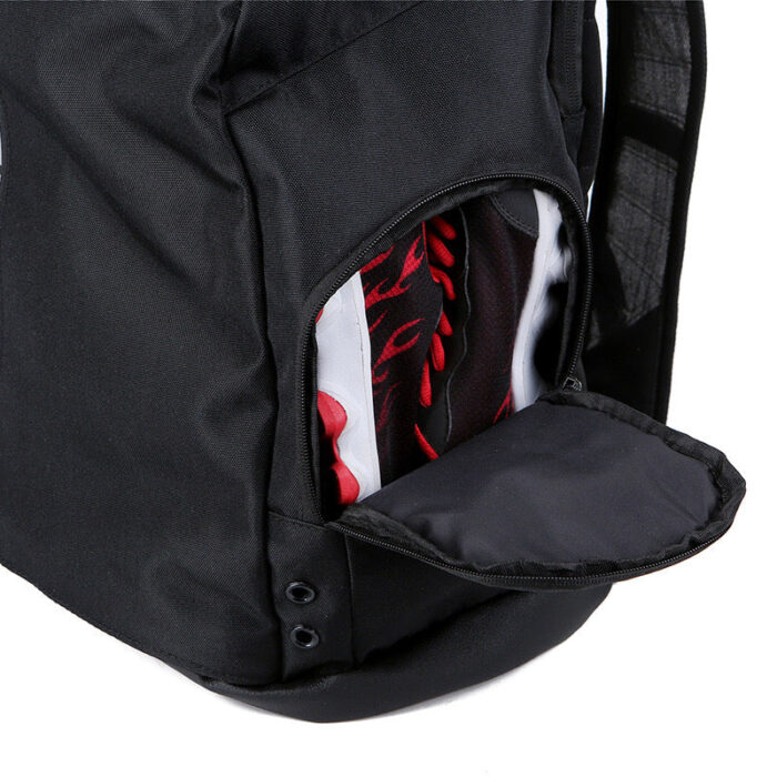 Zaino nero minimalista con tasca aperta e abbigliamento colorato interno, stile e funzionalità.