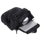 Zaino nero moderno con laptop sottile, organizer interno e comfort per studenti e professionisti.