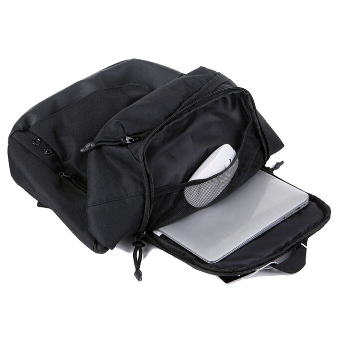 Zaino nero moderno con laptop sottile, organizer interno e comfort per studenti e professionisti.