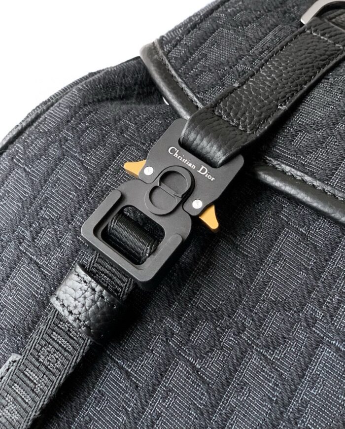 Bracciale nero minimalista con fibbia resistente e dettagli eleganti per zaini di alta qualità.