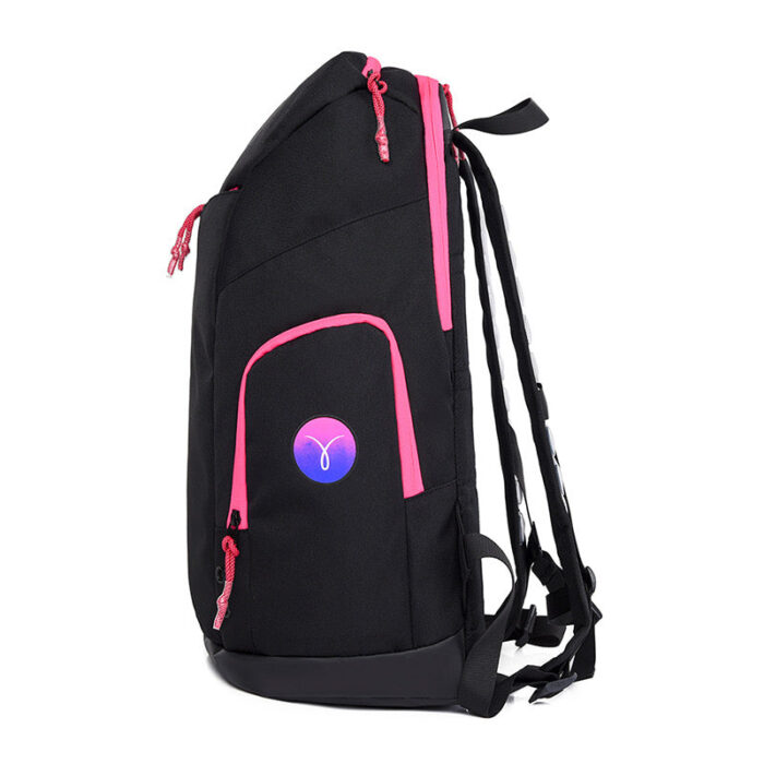 Zaino nero moderno con dettagli rosa, logo colorato e struttura resistente, perfetto per ogni occasione.