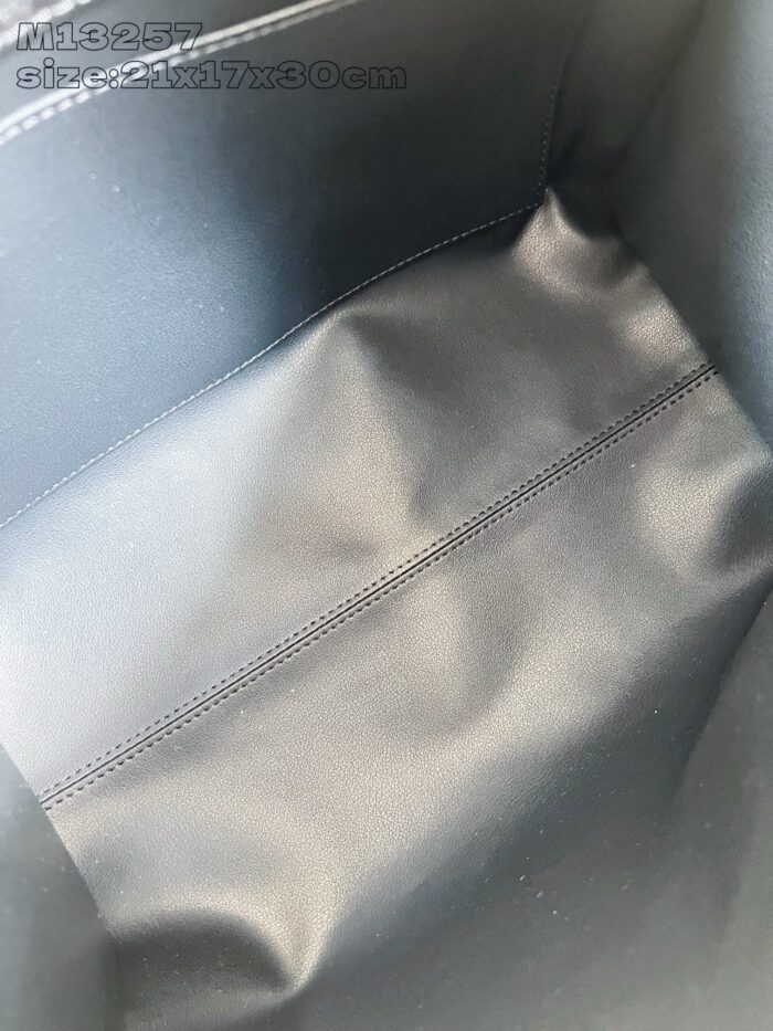 Interno di borsa nera minimalista in tessuto sintetico, con cuciture solide e design elegante.