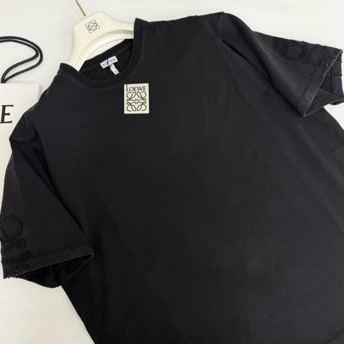 T-shirt nero minimalista con logo bianco, tessuto morbido, ideale per stile casual e versatile.