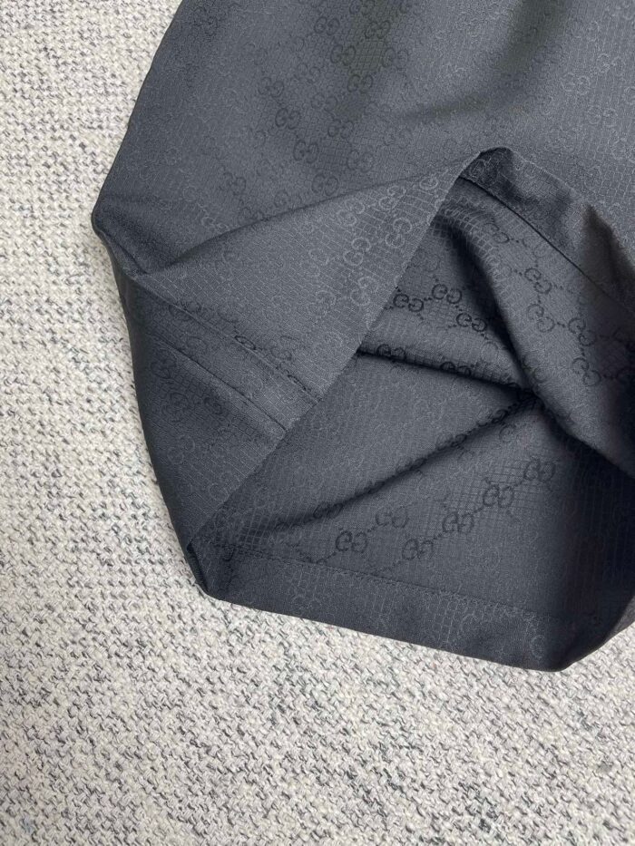 Tessuto nero delicato con dettagli finemente intrecciati e finiture di alta qualità.
