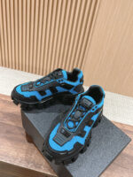 Sneakers sportive nere e blu con suola antiscivolo, stile moderno, ideali per casual e sport.