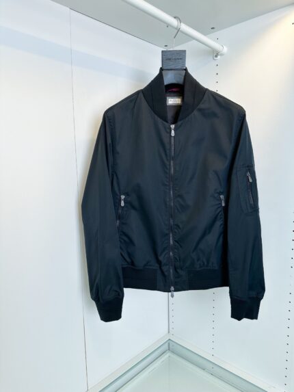 Giacca bomber nera moderna in tessuto sintetico, stile urbano e design versatile.