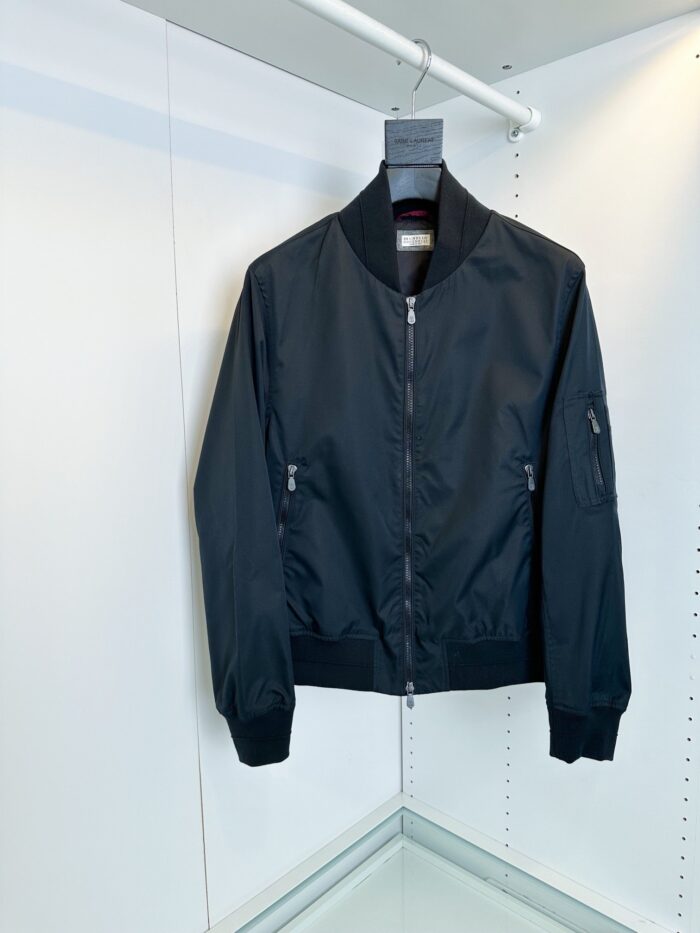 Giacca bomber nera moderna in tessuto sintetico, stile urbano e design versatile.