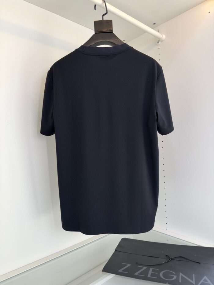 Maglietta nera Zegna da uomo, stile moderno, elegante e di alta qualità, su sfondo bianco.